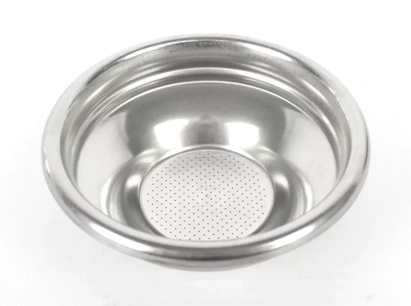 Cesta plateada Nuova Simonelli para portafiltro sobre fondo blanco.