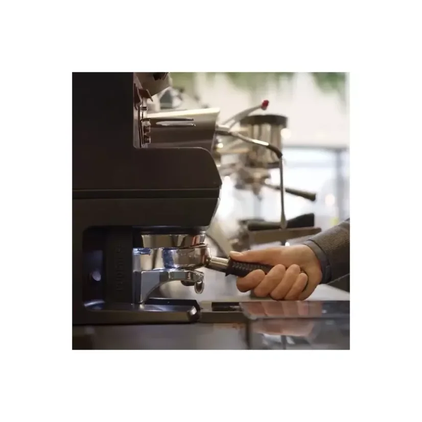Automatikus tamper Puqpress M2 58,3 mm fekete színben, kompatibilis a Rocket Espresso Appartamento kávégéppel.