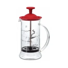 Röd french press från Hario med en kapacitet på 240 ml.