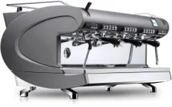 Profesionálny pákový kávovar Nuova Simonelli Aurelia Wave UX 2GR s titánovým prevedením a objemom bojlera 14 litrov. Profesionálny pákový kávovar Nuova Simonelli Aurelia Wave UX 2GR s titánovým prevedením a objemom bojlera 14 litrov.