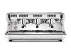 Máquina de café profesional de palanca Nuova Simonelli Appia Life 3GR en un elegante color blanco con un tiempo de calentamiento de 50 minutos.