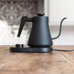 El hervidor de agua Flair Cafe Kettle de 800 ml en color negro ofrece una práctica regulación de la temperatura para una preparación perfecta de bebidas.