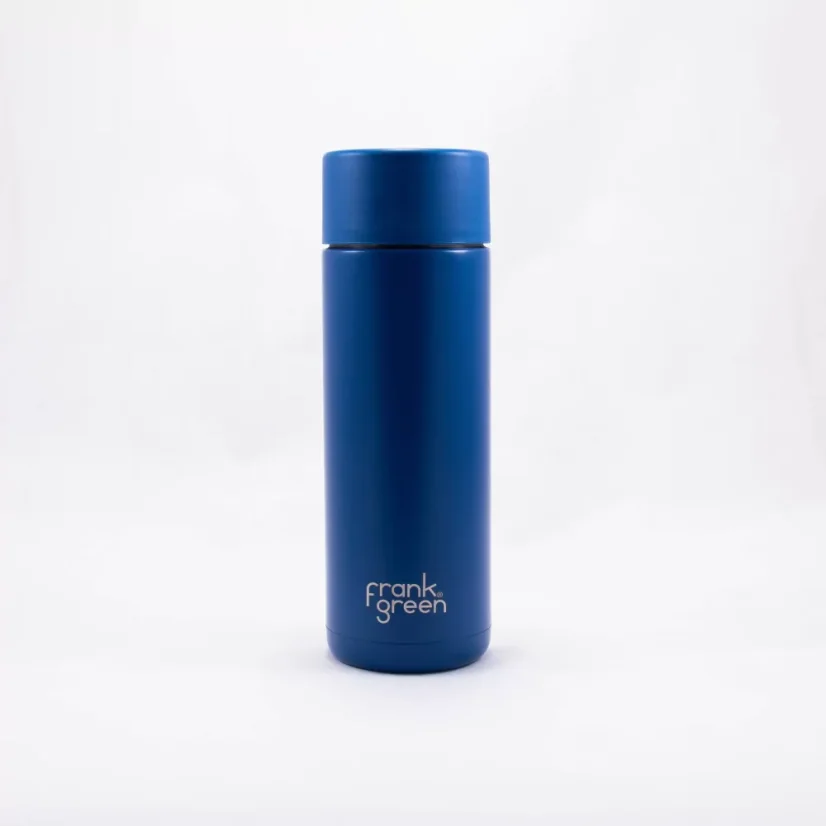 Blue Frank Green Ceramic Deep Ocean Straw Lid travel mug with a capacity of 595 ml, ideal for traveling.