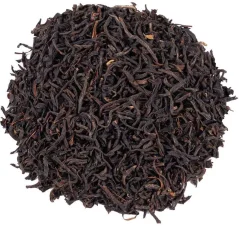 Té negro Assam sobre fondo blanco, vista desde arriba