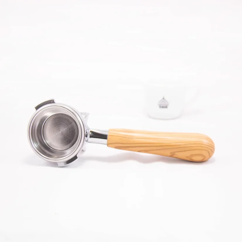 Portafilter Heavy Tamper s dvojitým košíkom o priemere 58 mm a drevenou rukoväťou z javora.