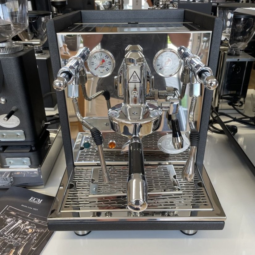 Domáci pákový kávovar ECM Synchronika v antracitovej farbe s priamym prívodom vody.