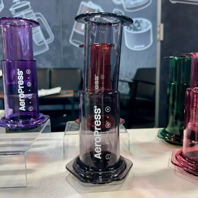 Aeropress Clear Smoked je moderný prístroj na kávu vyrobený z kvalitného tritanu, ktorý zaručuje odolnosť a dlhú životnosť.