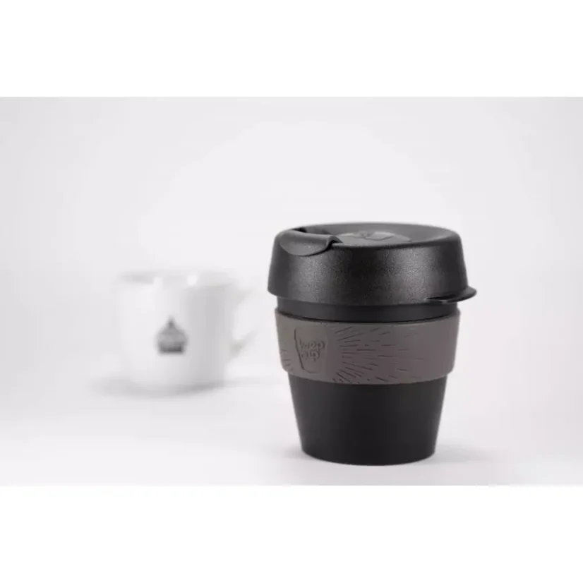 Plastový čierny termo hrnček so sivým držiakom o objeme 227 ml so šálkou kávy na bielem pozadí