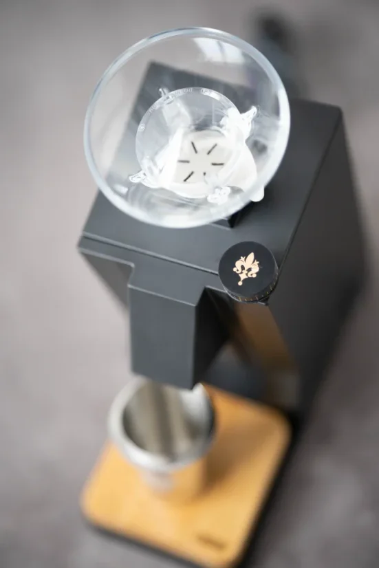Sort bakke af den elektriske kaffekværn Eureka Single Dose.