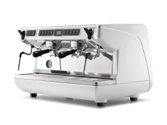 Professionellen Lever-Kaffemaschinn Nuova Simonelli Appia Life XT 2GR V a wäiss, ideal fir Hotelgebrauch.