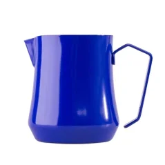 Modrá kanvica na mlieko Motta Tulip s objemom 500 ml, ideálna na prípravu dokonalej peny na cappuccino.