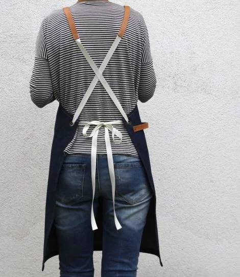 Baristische Schürze in Jeansblau mit Modell, Ansicht von hinten