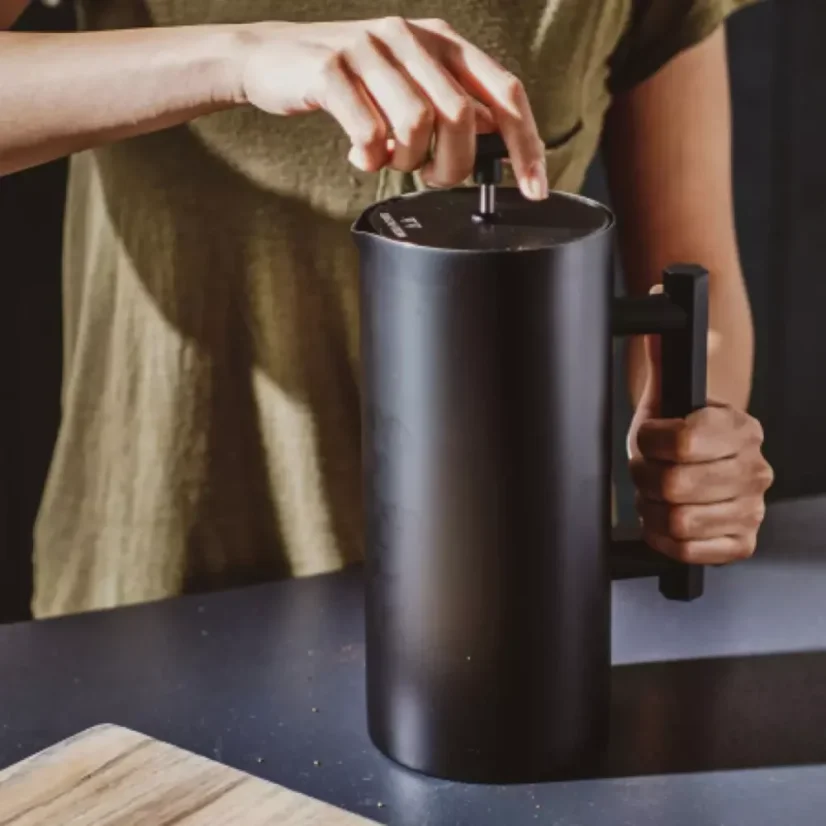 French Press P6 dans un design élégant noir mat. Capacité de 946 ml.
