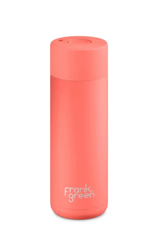 Frank Green Ceramic Living Coral thermal mug with a capacity of 595 ml in orange, ideal for travel.