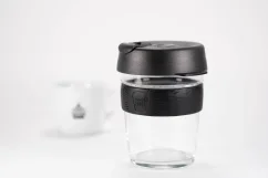 Gobelet thermique en verre avec couvercle noir et support en caoutchouc noir, capacité de 340 ml avec une tasse de café. Gobelet thermique en verre avec couvercle noir et support en caoutchouc noir, capacité de 340 ml avec une tasse de café.