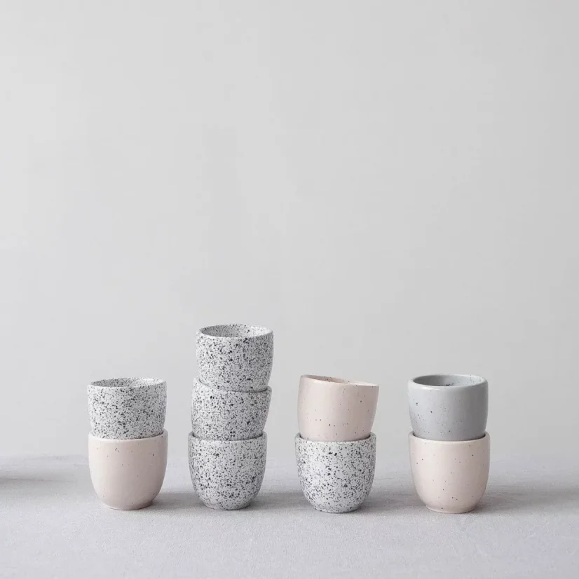 Mug en porcelaine Aoomi de la série Haze d'une capacité de 80 ml, décoré d'un design délicat.