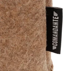 Schwarze Filzhülle Comandante C40 Felt Sleeve Cashmere aus hochwertiger Wolle zum Schutz von manuellen Kaffeemühlen der Marke Comandante.