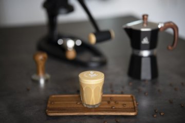 Wat ass Flat White Kaffi? D'Rezept an d'Geschicht vun dësem Getränk