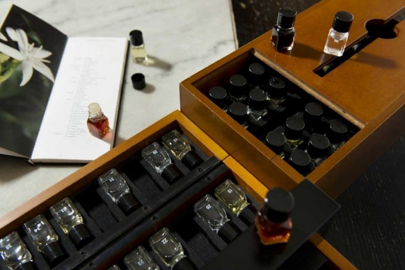 Pohľad na fľaštičky aróma súpravy, ktoré evokujú vôňu tónov v káve
