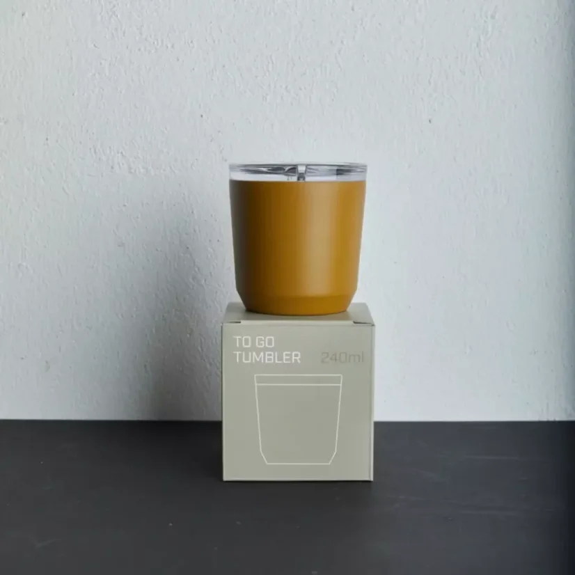 Žltý termohrnček Kinto To Go Tumbler s objemom 240 ml.