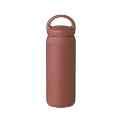 Une élégante bouteille isotherme rose de 500 ml, garde votre boisson chaude même en déplacement.