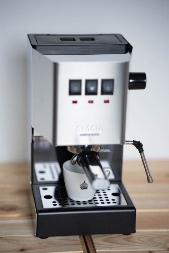 Gagia New Classic mit einer Tasse Spa-Kaffee.