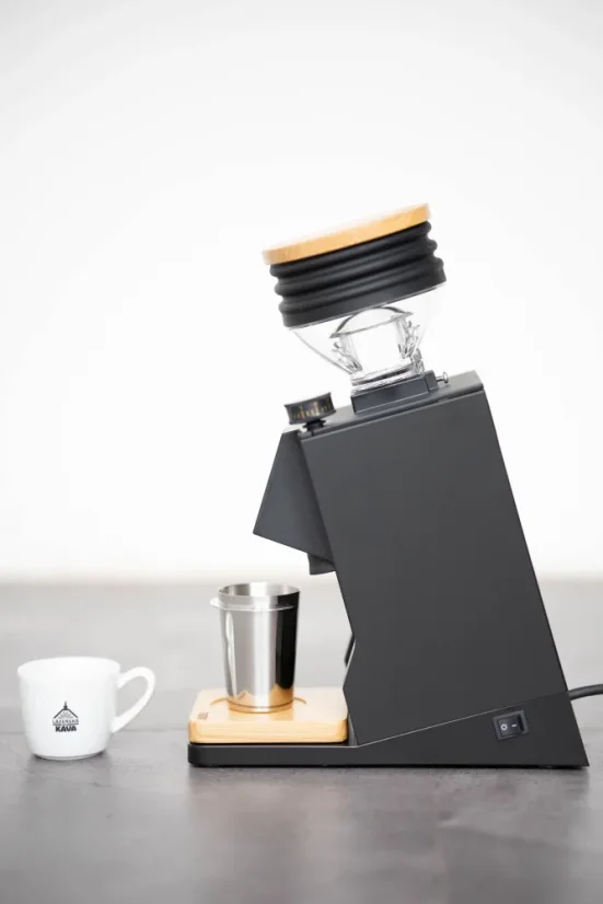 Eureka Single Dose med en kop kaffe.