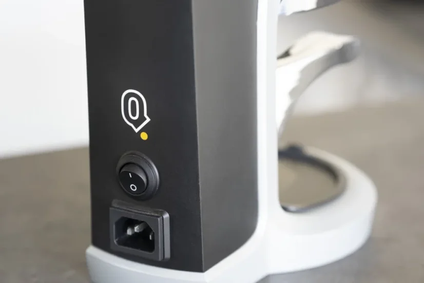 Parte trasera de Puqpress Q1 y interruptor principal con logo.