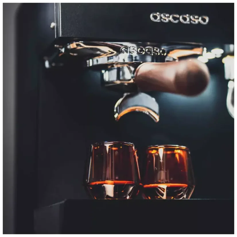 Haushalts-Espressomaschine Ascaso Steel UNO Black mit einem Edelstahlboiler, ideal für die Zubereitung von Espresso.