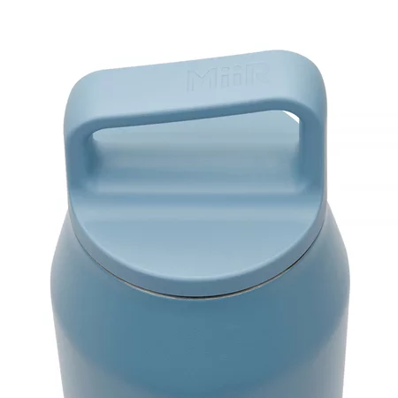 Gobelet isotherme MiiR Wide Mouth Bottle Home d'une capacité de 950 ml en couleur bleue, idéal pour les voyages.