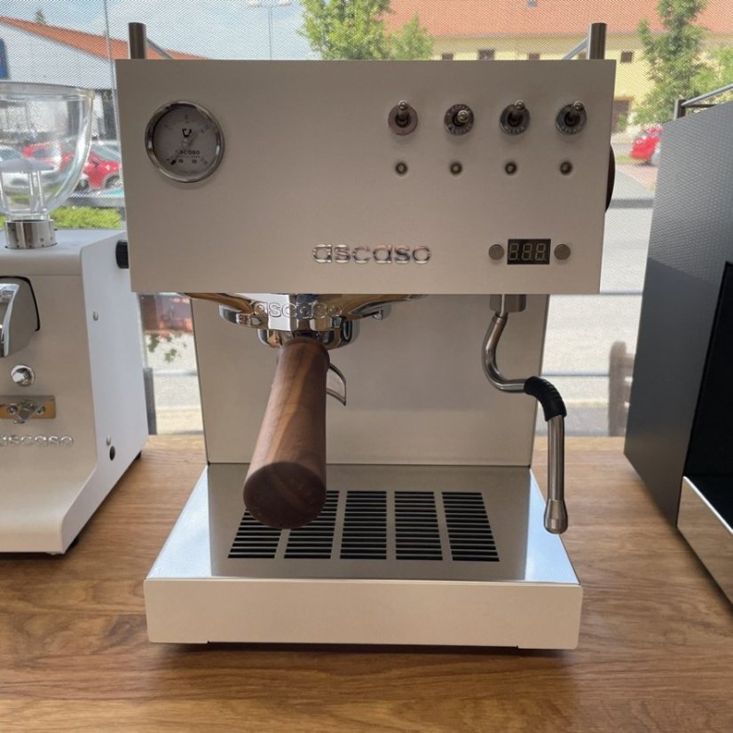 Home lever espresso machine Ascaso Steel UNO PID in white with wooden elements and a 2-liter water tank.