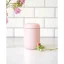El vaso térmico Fellow Carter Everywhere Mug en color rosa claro con una capacidad de 473 ml es la opción ideal para todos los amantes del café en movimiento.