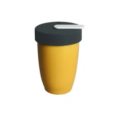 Termo taza amarilla Loveramics Nomad de 250 ml, adecuada para usar en el coche.
