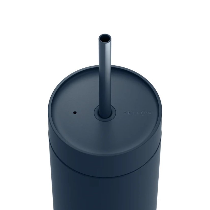 Tasse isotherme avec paille pour boissons froides de couleur bleue.