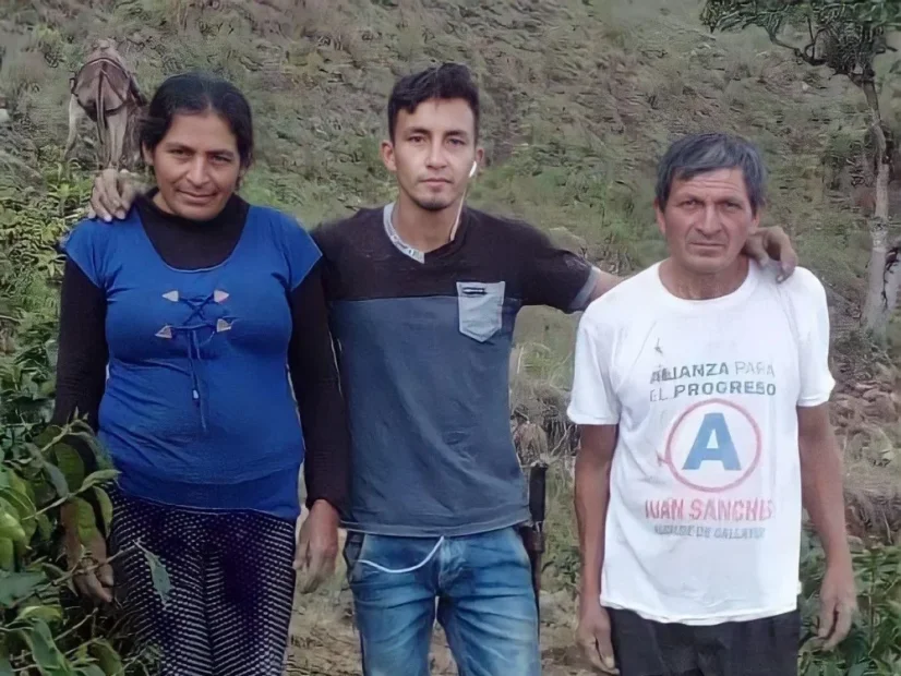 Pestovateľ kávy v Peru, Roiser Banda Sanchez s rodinou.