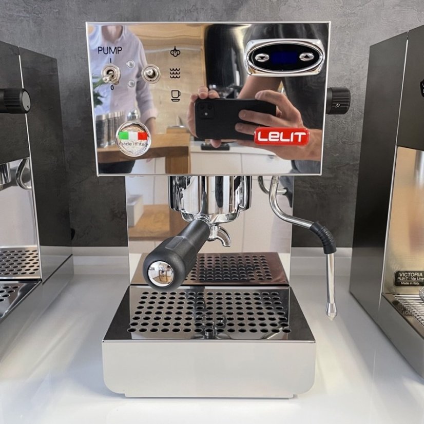 Cafetera exprés Lelit Anna PL41TEM con una potencia de 1000 W, ideal para preparar un espresso como de cafetería.