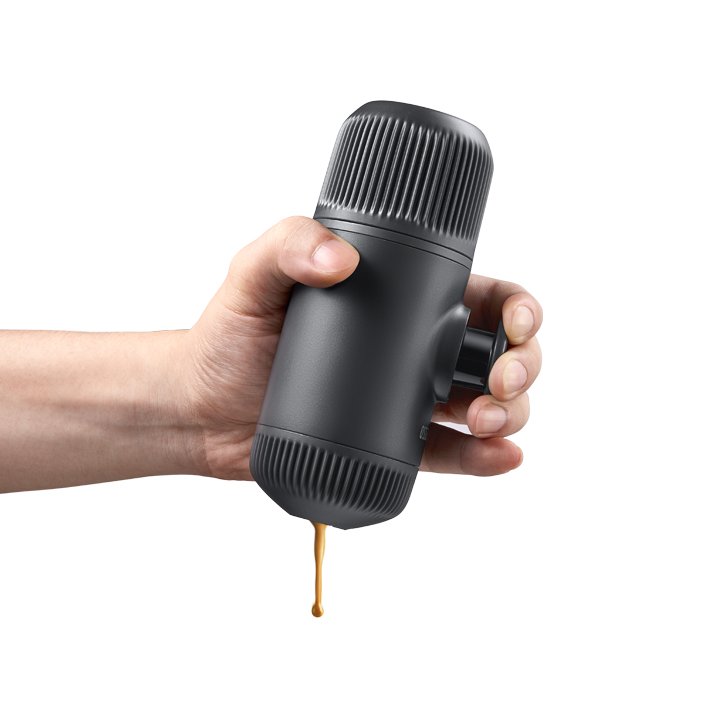 Reise-Kaffeemaschine Wacaco Nanopresso in Grau.