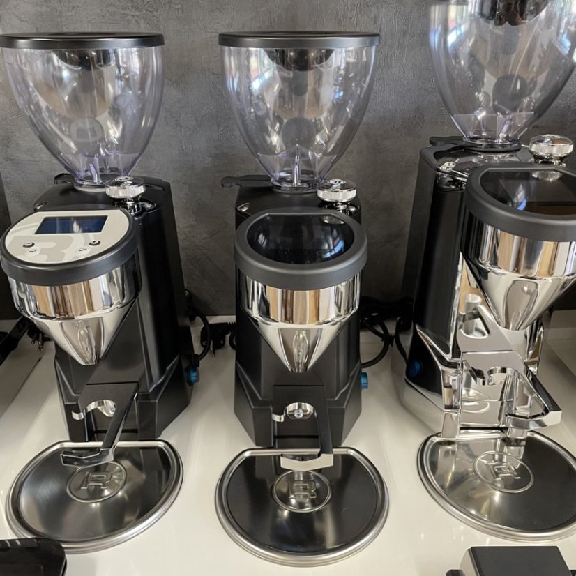 Espressový mlynček Rocket Espresso FAUSTO 2.1 v čiernom prevedení s praktickou funkciou časovača-stopiek pre presné dávkovanie mletej kávy.