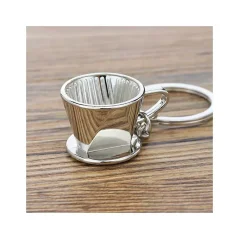 Štýlový strieborný dripper prívesok na kľúče je ideálnym darčekom pre všetkých milovníkov kávy. Štýlový strieborný dripper prívesok na kľúče je ideálnym darčekom pre všetkých milovníkov kávy.