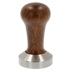 Ručný tamper na kávu Motta s priemerom 51 mm s hnedou drevenou rukoväťou.