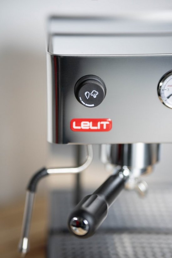 Machine à café Lelit Anita à levier et buse à vapeur.