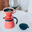Carafe en acier inoxydable V60-02 de Hario d'une capacité de 600 ml en rouge.