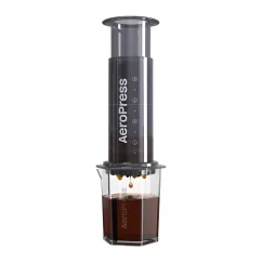 AeroPress XL huet eng méi grouss Kapazitéit (600 ml) an am Package ass och eng praktesch Karaff dobäi.