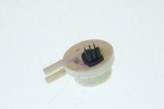 Duerchflossmesser Digmesa mat engem wäisse Plastikkierper a ronner Form mat dräi Steckerstiften.