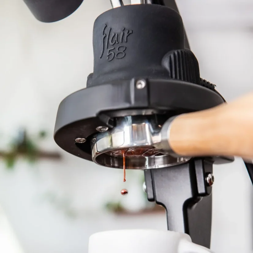 Flair 58 spolu s Royal Grinder od Flair Espresso, ideálny pre prípravu chutného Lungo v pohodlí domova.