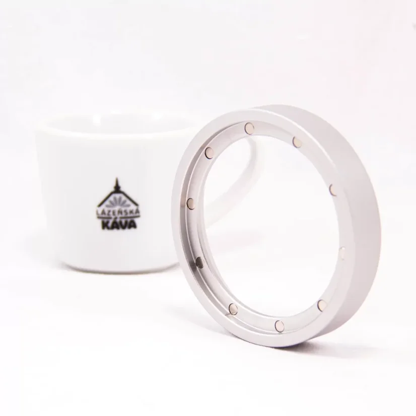 Srebrna dozownica Barista Space o średnicy 58 mm, idealna dla miłośników kawy.