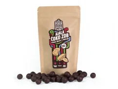 Paquete de Ajala Čoko Zob - avellanas cubiertas de chocolate 150 g con muestra de las avellanas.