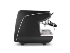 Professionelle Siebträger-Kaffeemaschine Nuova Simonelli Appia Life 2GR S in Schwarz, ermöglicht die Zubereitung von warmem Milch.