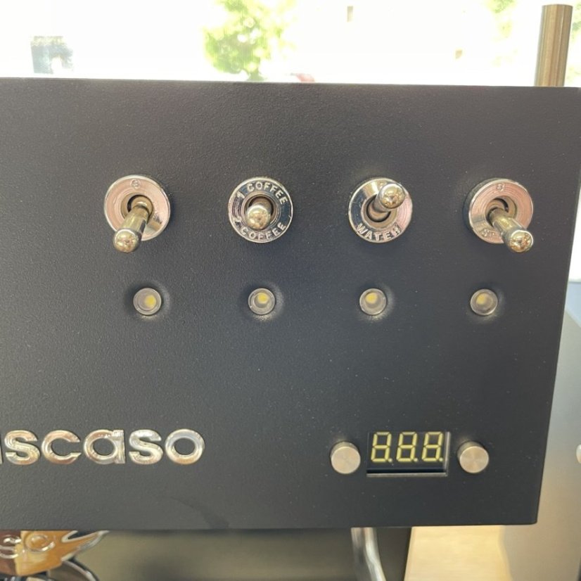 Machine à café espresso manuelle Ascaso Steel UNO PID en noir avec des éléments en bois, équipée d'un thermobloc pour un chauffage rapide de l'eau.