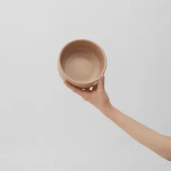 Plato para servir Aoomi Sand Bowl en color naranja, ideal para presentar platos con estilo.